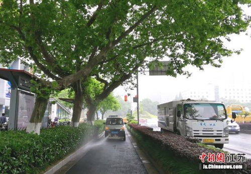 南京玄武城管開展中央路環(huán)境衛(wèi)生專項(xiàng)提升行動(dòng)